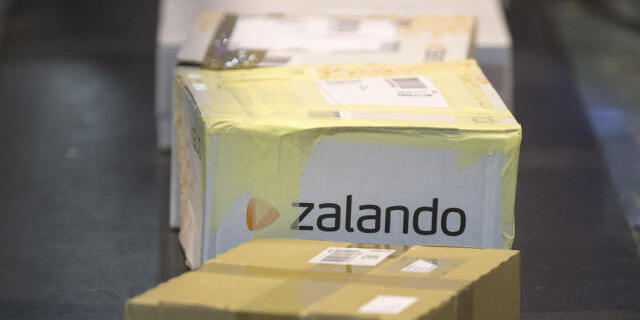 Ein Paket von Zalando auf einem Förderband (Archiv) Ein Paket von Zalando auf einem Förderband (Archiv)