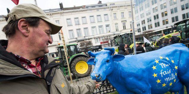 Milchbauern demonstrieren auf der 'Place du Luxembourg'