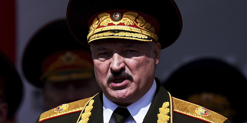 ARCHIV - Alexander Lukaschenko, Präsident von Belarus, hält eine Rede bei der Militärparade zum 75. Jahrestag des Sieges über Nazideutschland. Foto: Sergei Gapon/Pool AFP/AP/dpa