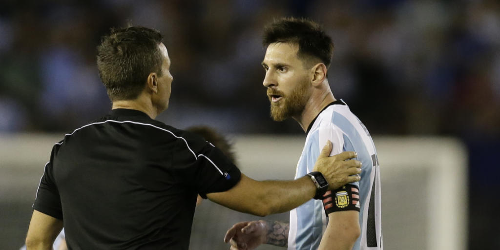 Lionel Messi wurde von der FIFA wegen Beleidigung eines Schiedsrichter-Assistenten mit vier Spielsperren bestraft