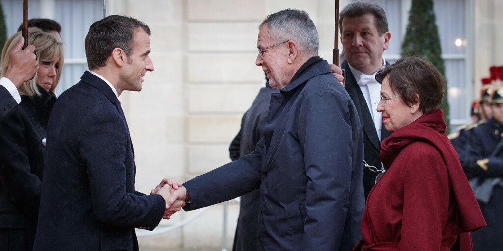 Vor dem Elysée-Palast, seinem Amtssitz in Paris, empfängt der französische Präsident Emmanuel Macron (links) seinen österreichischen Amtskollegen Alexander Van der Bellen und dessen Gattin.