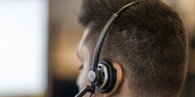 Mitarbeiter eines Callcenters bei der Arbeit