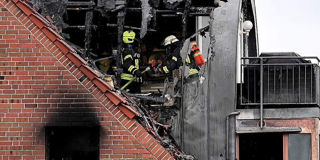 In Wesel am Niederrhein im deutschen Bundesland Nordrhein-Westfalen ist am Samstag ein Kleinflugzeug in ein Wohnhaus abgestürzt. Dabei kamen drei Personen ums Leben.