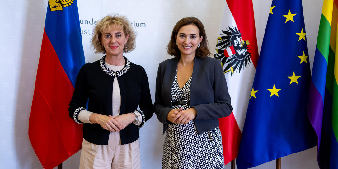 Regierungsrätin Graziella Marok-Wachter (links) mit Österreichs Justizministerin Alma Zadić in Wien