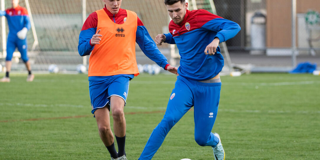 Noah Frommelt (r.) verletzt sich schwer im Training Noah Frommelt (r.) verletzt sich schwer im Training
