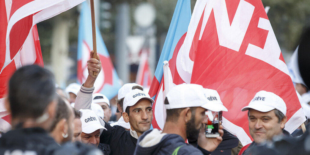 Für die Gewerkschaften ist der zweitägige Streik in Genf ein Erfolg. Die grosse Beteiligung zeige, dass die Bauarbeiter bereit seien, für ihre Rechte und ihre Würde zu kämpfen.