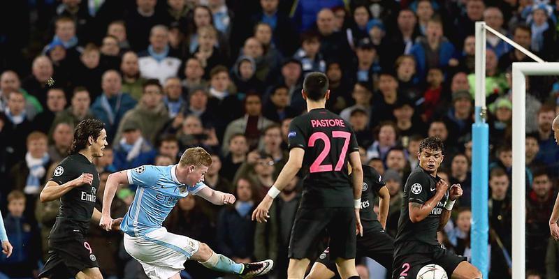 Kevin de Bruyne sorgte umzingelt von PSG-Spielern für die Entscheidung
