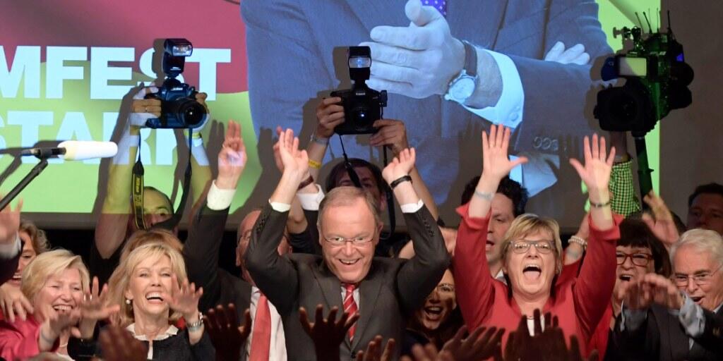 Eine Partei atmet auf: SPD-Spitzenkandidat Weil (Mitte) siegt in Niedersachsen klar und beendet die Pleitenserie seiner Partei im Jahr 2017.