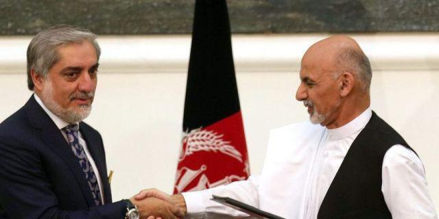 Aschraf Ghani (r.) und Abdullah Abdullah geben sich die Hand