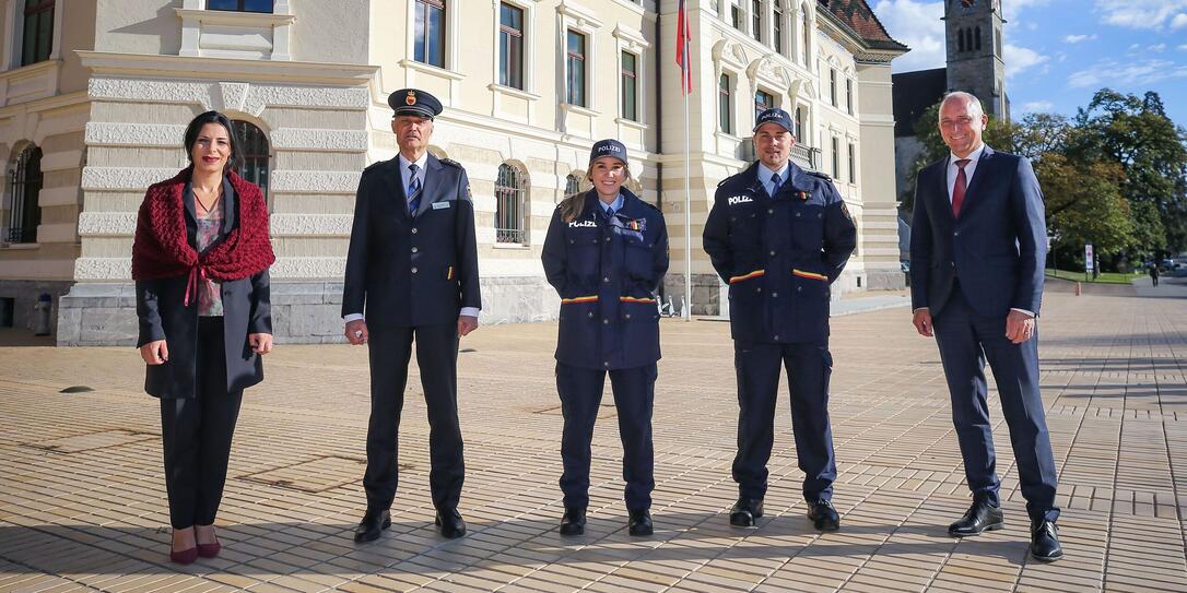 Liechtenstein Regierungsgebaeude Vereidigung Polizeiaspiranten