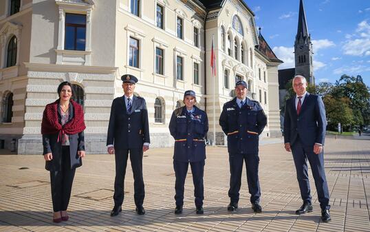 Liechtenstein Regierungsgebaeude Vereidigung Polizeiaspiranten