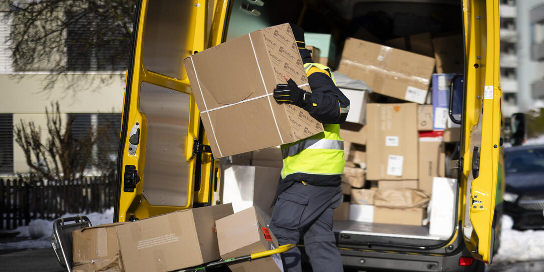 PAKETBOTE, POSTBOTE, POSTANGESTELTER, ANGESTELTER, PAKETPOST, PAKET, PAKETZUSTELLUNG, VERSANDT, PAKETVERSANDT,