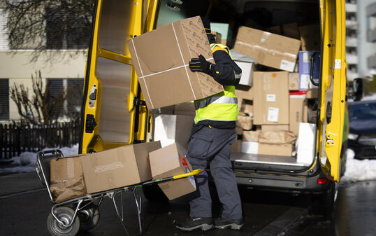 PAKETBOTE, POSTBOTE, POSTANGESTELTER, ANGESTELTER, PAKETPOST, PAKET, PAKETZUSTELLUNG, VERSANDT, PAKETVERSANDT,