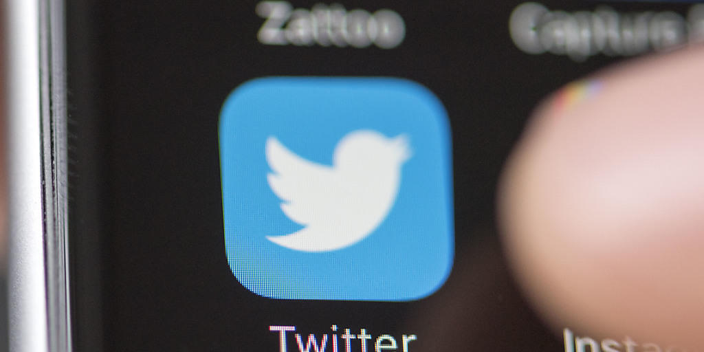 Twitter will kontroverse Inhalte in der Timeline weniger sichtbar machen und missbräuchliche Antworten weniger prominent darstellen beziehungsweise ausblenden. Das ist einer von drei Schritten, die der US-Kurznachrichtendienst gegen Spam und Hass im Netz ankündigte. Twitter will kontroverse Inhalte in der Timeline weniger sichtbar machen und missbräuchliche Antworten weniger prominent darstellen beziehungsweise ausblenden. Das ist einer von drei Schritten, die der US-Kurznachrichtendienst gegen Spam und Hass im Netz ankündigte.