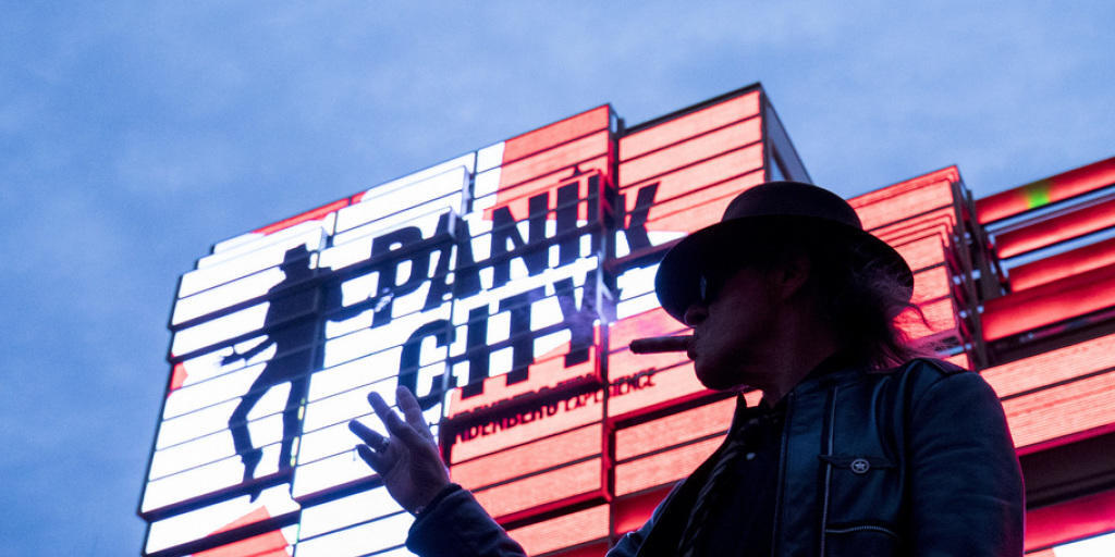 Udo Lindenberg steht vor dem Klubhaus St. Pauli am Spielbudenplatz in Hamburg: Hier will der Musiker seine "Panik City" einrichten.