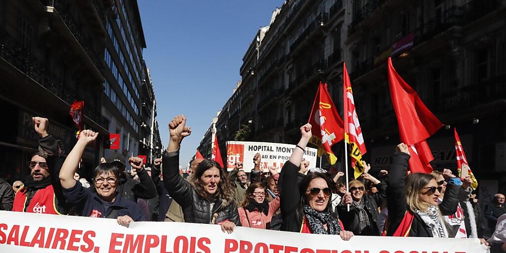 Mehrere Hunderttausend Menschen haben in Frankreich gegen die Politik von Pr&auml;sident Macron protestiert. (Bild: Demonstration in Marseille)