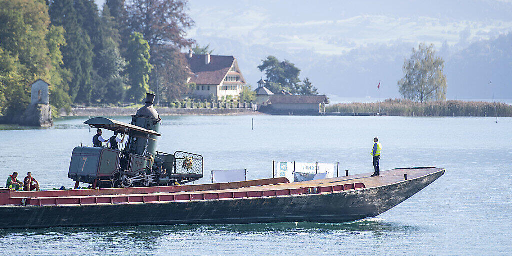 Verschifft und auf dem Weg zu neuen Fahrten: Die historische Dampflokomotive wird vom Verkehrshaus in Luzern nach Vitznau gebracht.