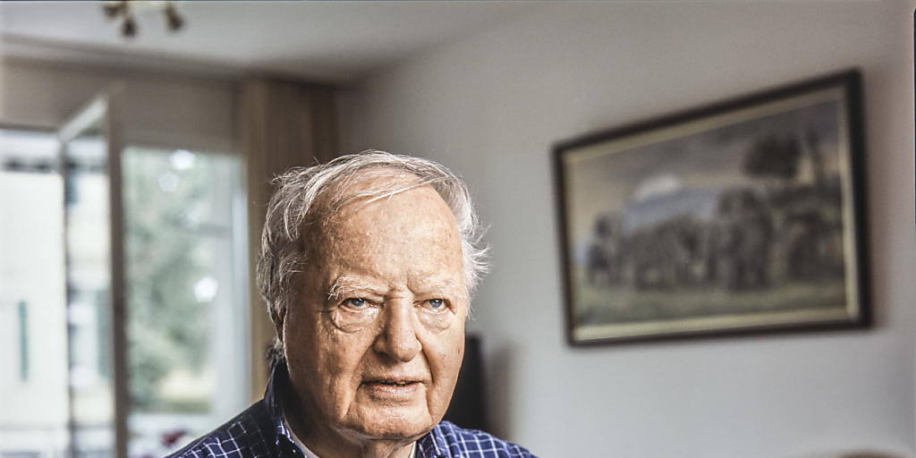 Der heute 89-jährige Journalist Arnold Hottinger ist für sein Lebenswerk mit dem Zürcher Journalistenpreis 2015 ausgezeichnet worden (Archiv)