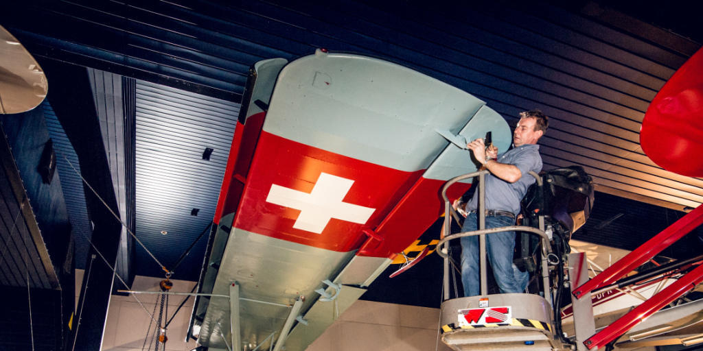 Das legendäre Rettungsflugzeug Fieseler Storch wird aus der Halle Luftfahrt des Verkehrshauses der Schweiz abgehängt, damit es wieder flugfähig gemacht werden kann.