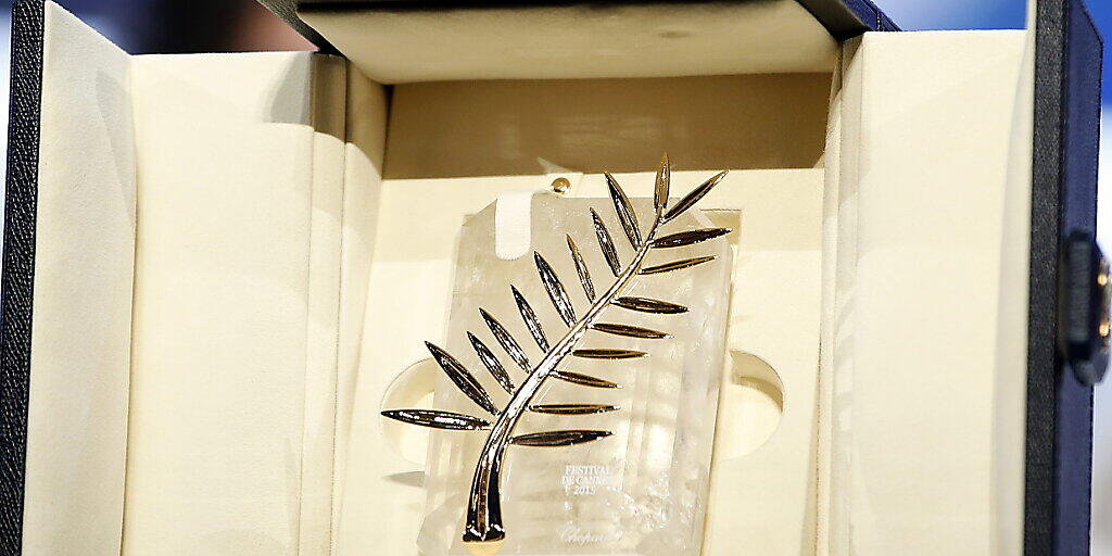 ARCHIV - Die Auszeichnung der Internationalen Filmfestspiele in Cannes, die «Palme d'or» (zu deutsch: Goldene Palme). Foto: Sebastien Nogier/EPA/dpa