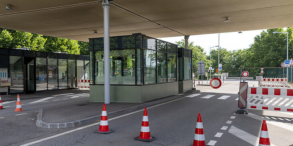 Während 13 Wochen konnten Herr und Frau Schweizer weder nach Frankreich (im Bild die Grenze zu Frankreich an der Hüningerstrasse in Basel) noch nach Deutschland einkaufen gehen.