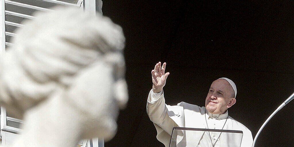 Der Papst spendet den Segen beim Angelusgebet am zweiten Weihnachtsfeiertag auf dem Petersplatz.