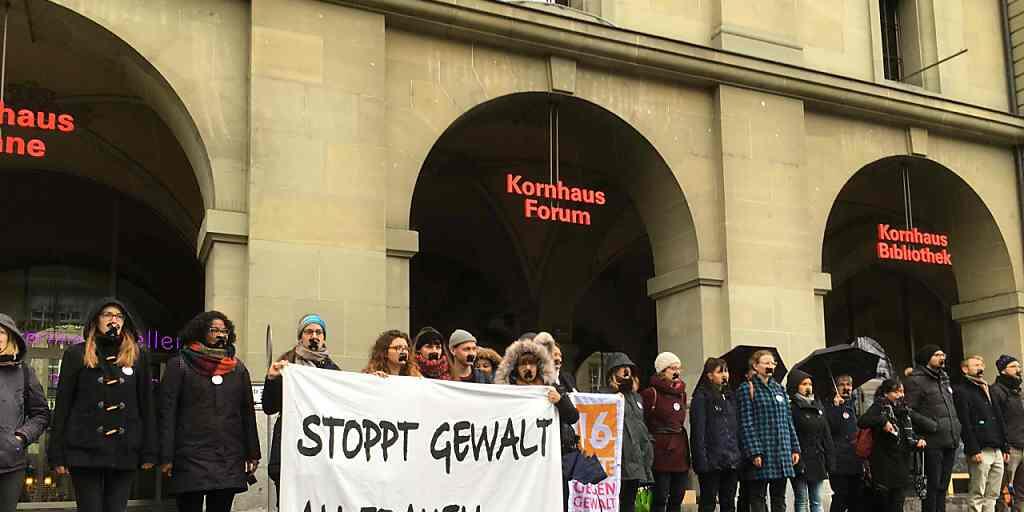 Mit verklebten Mündern demonstrieren Frauen und Männer in Bern gegen Gewalt an Frauen. Die Aktion bildete den Auftakt zur Kampagne "16 Tage gegen Gewalt an Frauen".