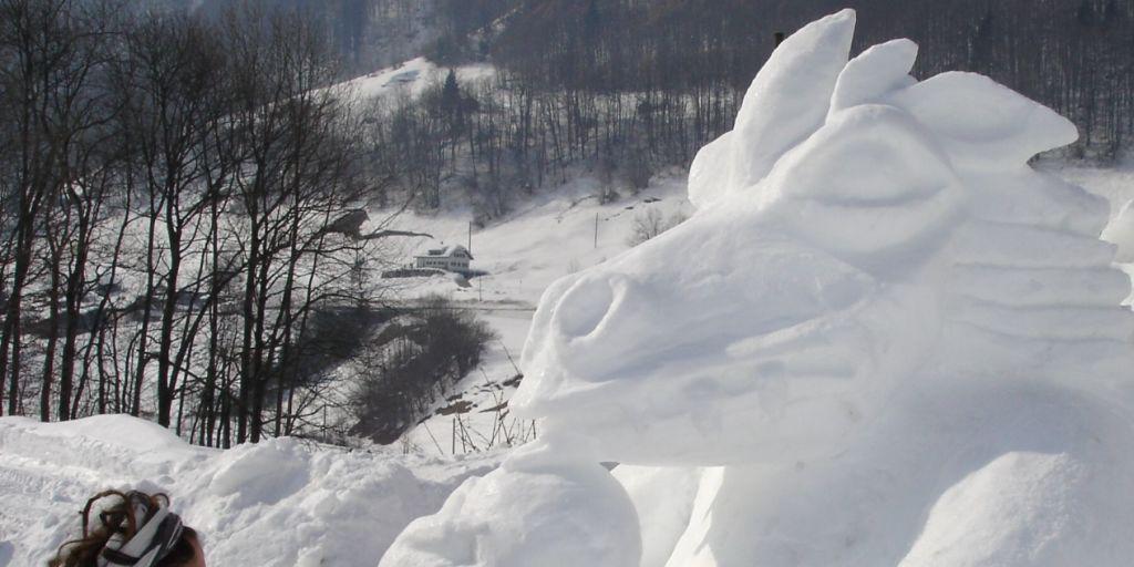 Eine Schnee-Bildhauerin an der Arbeit (Archivbild: Sculptura) Eine Schnee-Bildhauerin an der Arbeit (Archivbild: Sculptura)