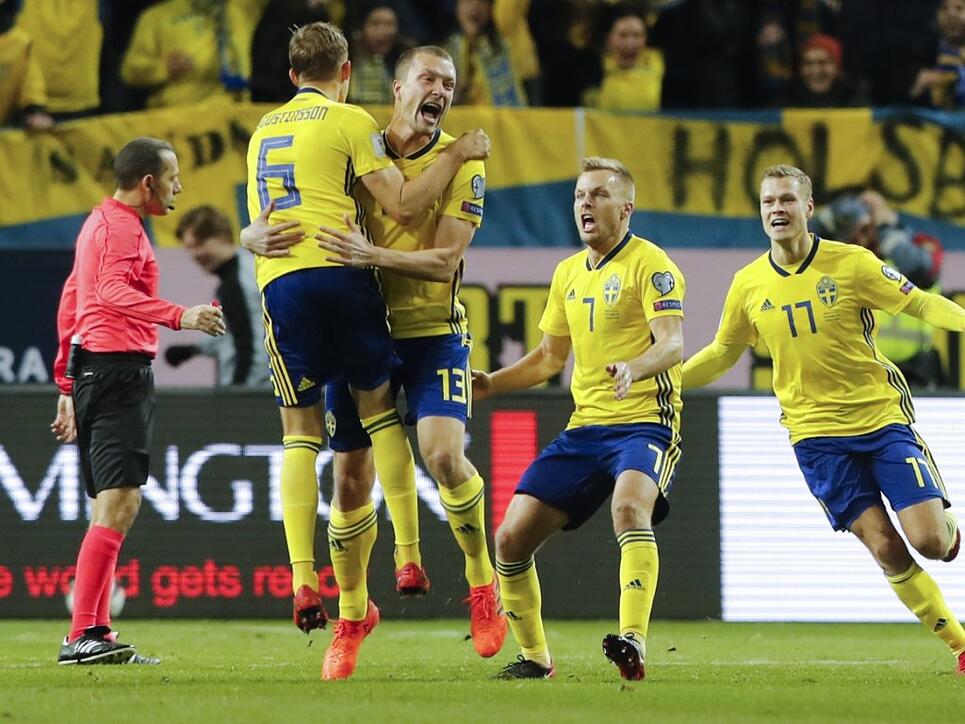 Die Schweden bejubeln das 1:0 von Jakob Johansson (2. von links)