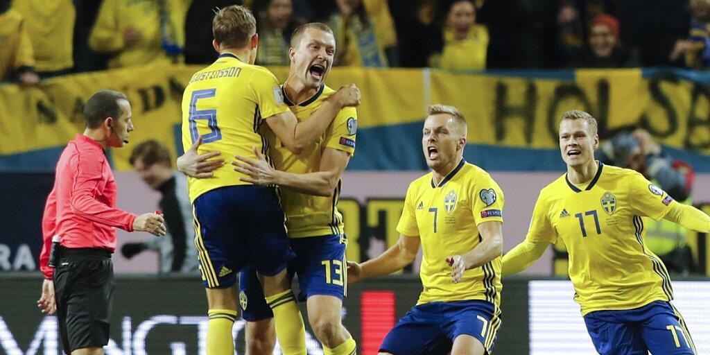 Die Schweden bejubeln das 1:0 von Jakob Johansson (2. von links)