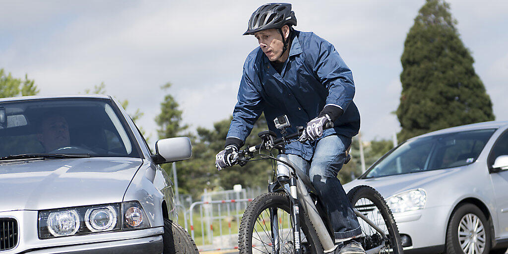Kluge Köpfe schützen sich auch auf einem langsamen E-Bike, findet eine Mehrheit der Schweizerinnen und Schweizer gemäss der neusten Bevölkerungsbefragung der Beratungsstelle für Unfallverhütung (bfu). (Archivbild)