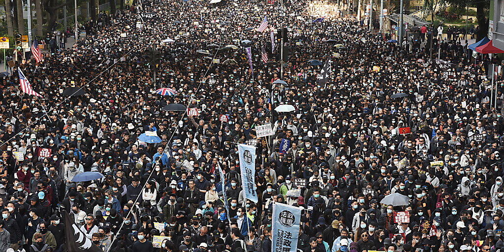 Sechs Monate nach dem Beginn der Protestwelle in Hongkong haben sich Hunderttausende zu einer Massenkundgebung versammelt.