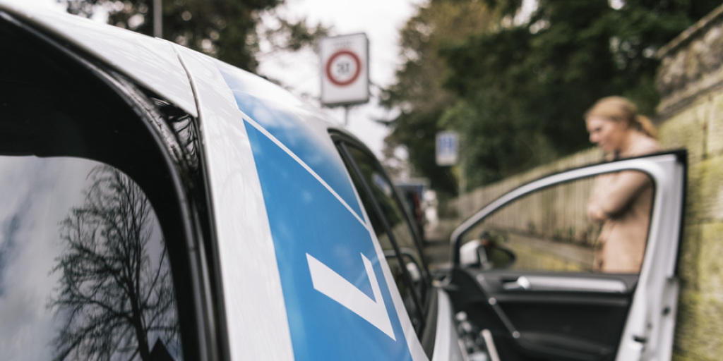 Damit junge Neulenker mehr Erfahrungen sammeln können, sollen künftig 17-Jährige mit L am Heck und mit Begleitperson fahren dürfen.