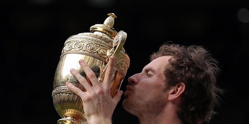 Sieger Andy Murray küsst den Wimbledon-Pokal