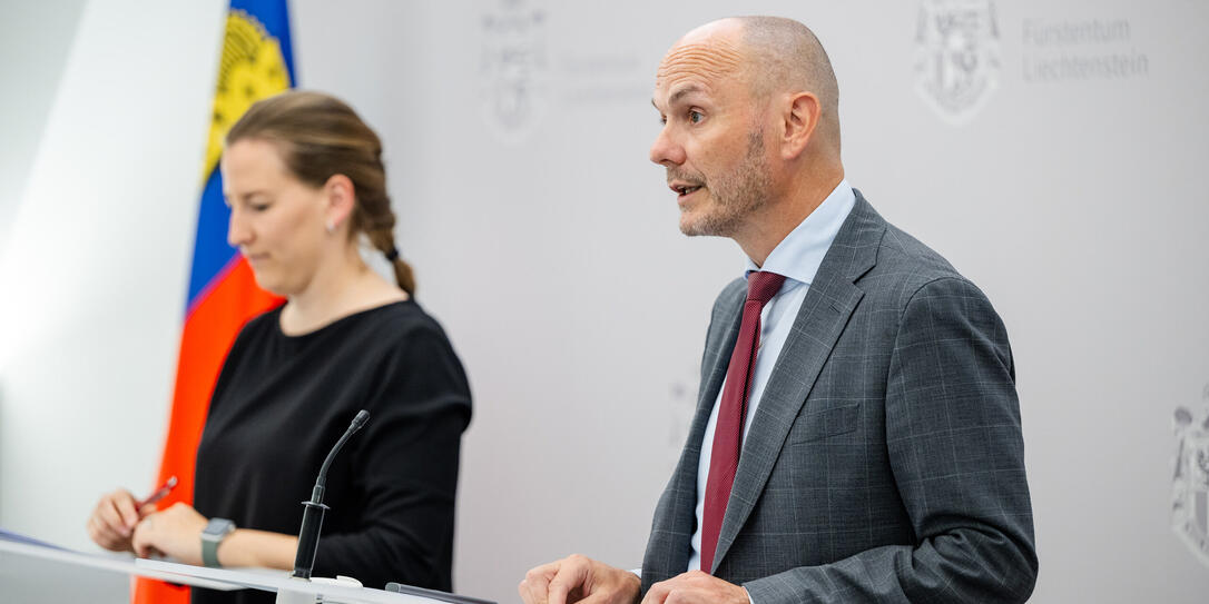 SOLie-Geschäftsführerin Franziska Hoop und Sportminister Hubert Büchel informierten die Medien.