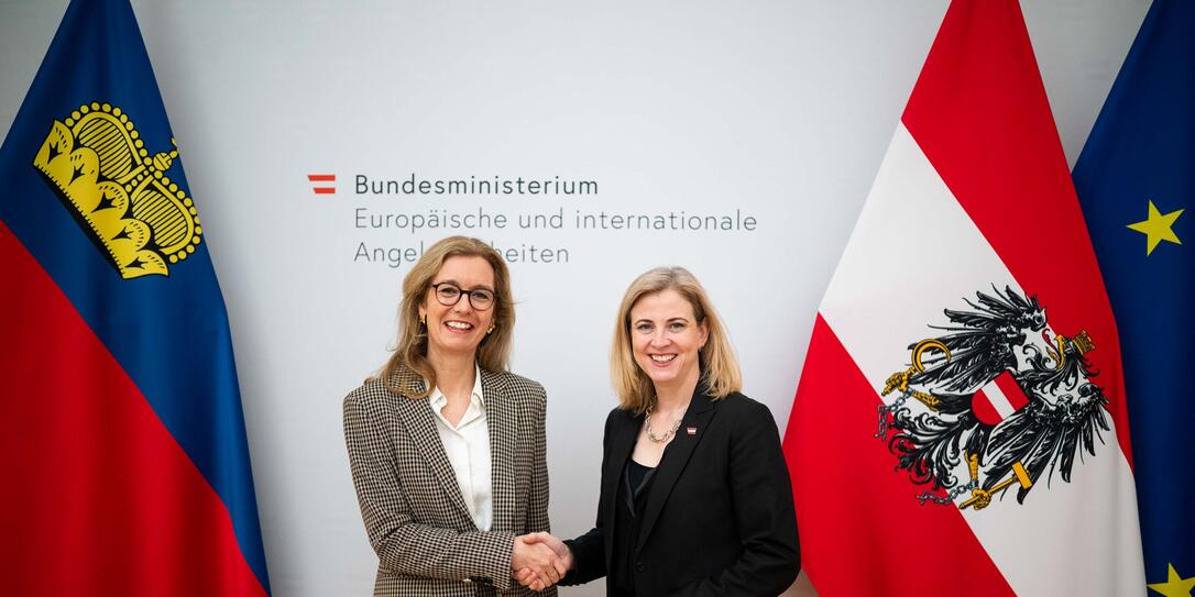 Regierungschefin-Stellvertreterin Sabine Monauni (l.) mit Bundesministerin Beate Meinl-Reisinger.