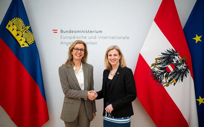 Regierungschefin-Stellvertreterin Sabine Monauni (l.) mit Bundesministerin Beate Meinl-Reisinger.