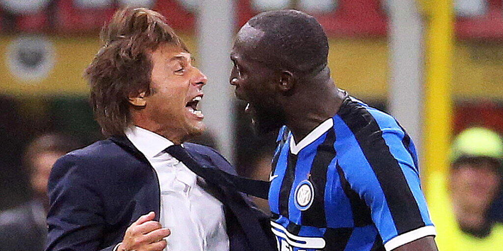 Trainer Antonio Conte und Torschütze Romelu Lukaku freuen sich über den Derbysieg von Inter