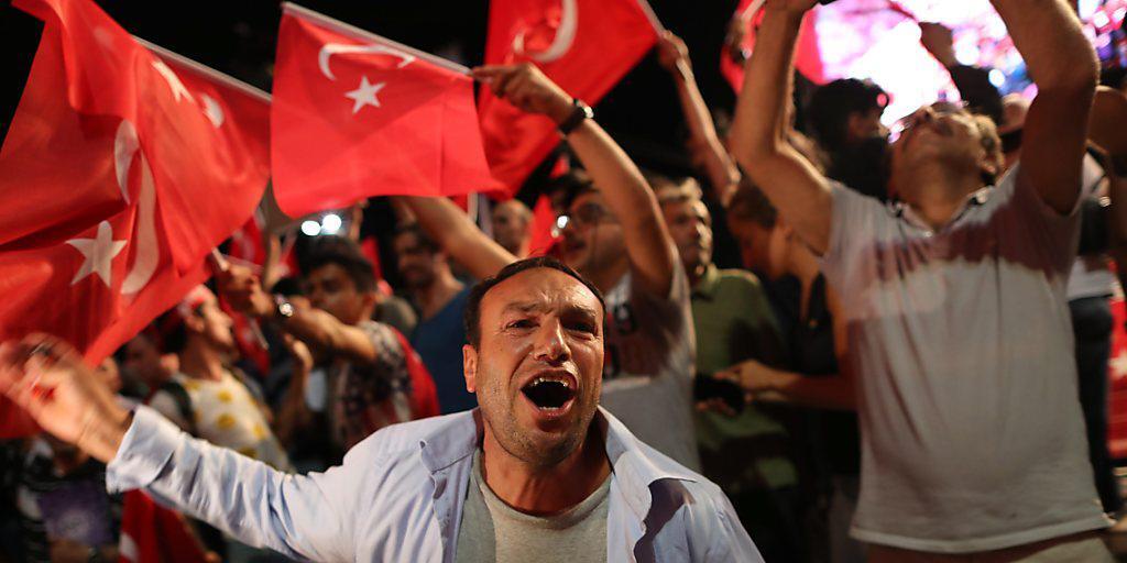 Erdogan-Anh&auml;nger demonstrieren auf dem Istanbuler Taksim-Platz.