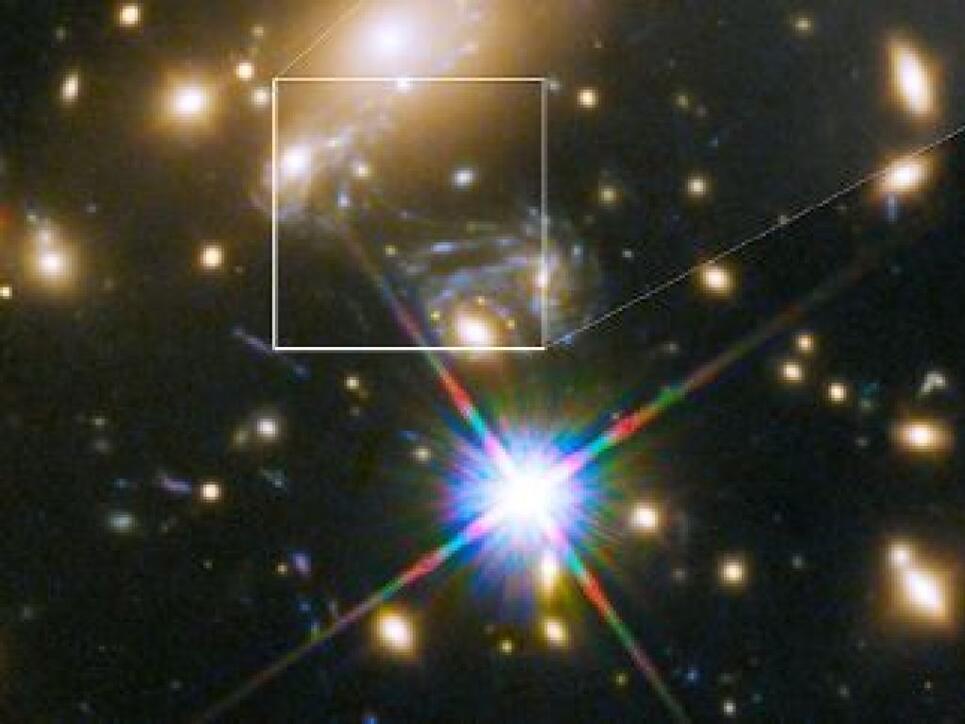 In rund f&uuml;nf Milliarden Lichtjahren Entfernung von der Erde dient eine Ansammlung von Galaxien als Gravitationslinse. Dies l&auml;sst den Stern Ikarus sichtbar werden, der neun Milliarden Lichtjahre entfernt ist.