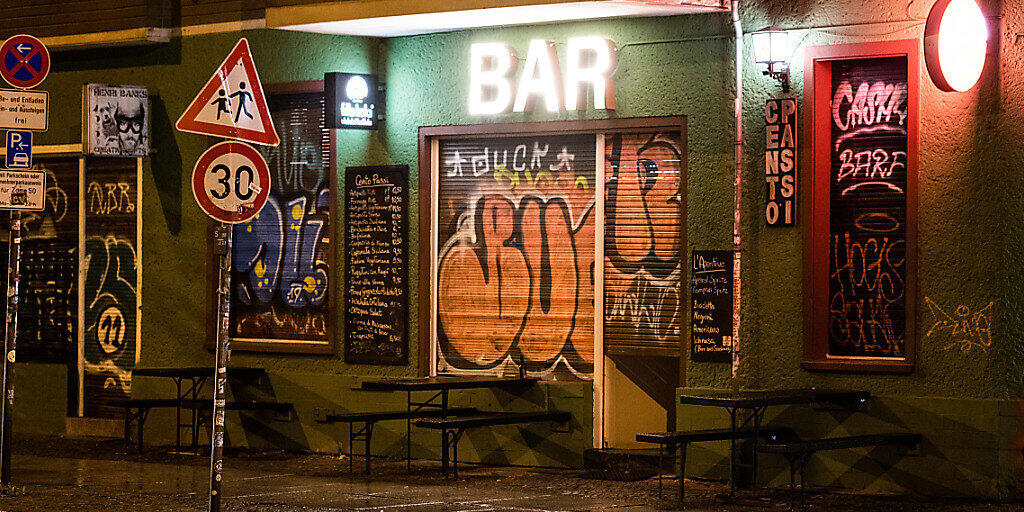 Eine Bar im Berliner Stadtteil Friedrichshain ist geschlossen. Das Berliner Verwaltungsgericht hat eine vom Senat beschlossene Sperrstunde in der deutschen Hauptstadt gekippt. Foto: Christophe Gateau/dpa Eine Bar im Berliner Stadtteil Friedrichshain ist geschlossen. Das Berliner Verwaltungsgericht hat eine vom Senat beschlossene Sperrstunde in der deutschen Hauptstadt gekippt. Foto: Christophe Gateau/dpa
