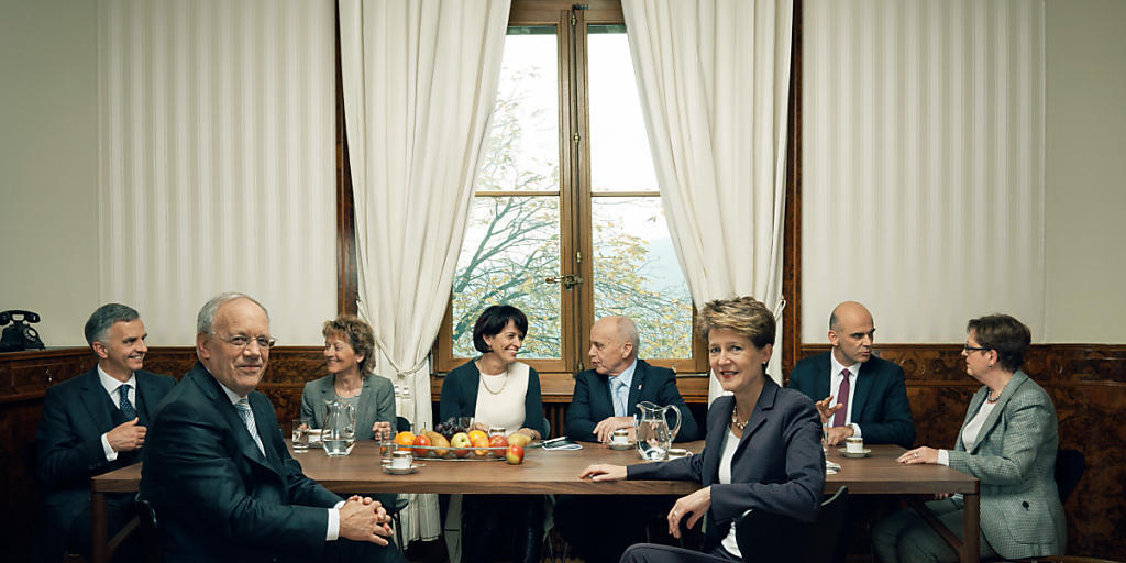 Das offizielle Foto des siebenköpfigen Bundesrats mit der Bundeskanzlerin. Nach dem Willen der Staatspolitischen Kommission des Nationalrates sitzen künftig noch zwei Bundesräte mehr am Tisch.