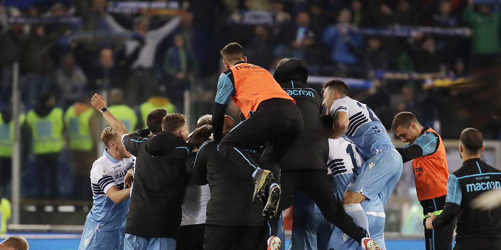 Ekstase im Römer Olympiastadion: Spieler und Betreuer von Lazio Rom lassen den Emotionen nach dem Cup-Triumph freien Lauf