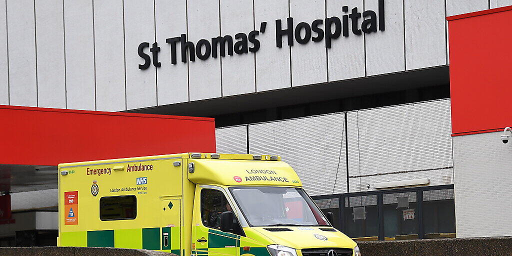 Der britische Premierminister Boris Johnson hat wegen seiner Covid-19-Erkrankung die Nacht in einem Londoner Krankenhaus verbracht. (Symbolbild) Der britische Premierminister Boris Johnson hat wegen seiner Covid-19-Erkrankung die Nacht in einem Londoner Krankenhaus verbracht. (Symbolbild)