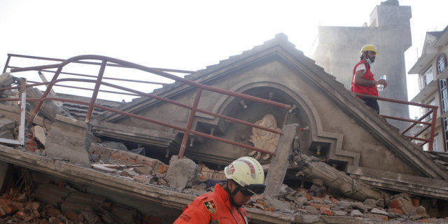 Rettungskräfte vor zerstörtem Gebäude am Dienstag in Kathmandu Rettungskräfte vor zerstörtem Gebäude am Dienstag in Kathmandu