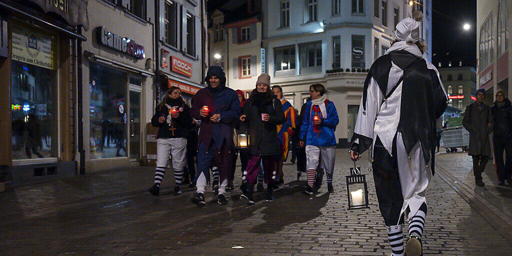 Basler Fasnächtler trauerten mit Kerzen um ihre kurzfristig abgesagte Fasnacht 2020. Jetzt ruft sie das Fasnachts-Comité auf, pandemiegerechte Alternativideen für das Jahr 2021 zu entwickeln. Basler Fasnächtler trauerten mit Kerzen um ihre kurzfristig abgesagte Fasnacht 2020. Jetzt ruft sie das Fasnachts-Comité auf, pandemiegerechte Alternativideen für das Jahr 2021 zu entwickeln.
