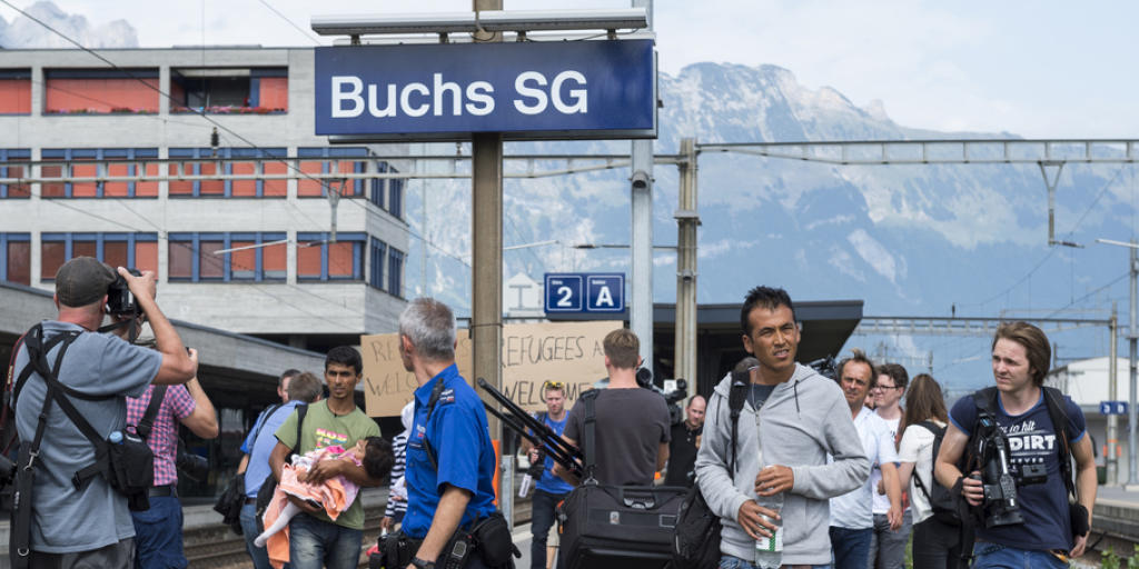 Mehr Medienvertreter als Fl&uuml;chtlinge: Zwei Kinder, ein Elternpaar und ein junger Mann bei ihrer Ankunft am Bahnhof in Buchs SG (Archivbild)