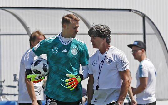 Bei Deutschland, hier mit Captain Manuel Neuer und Trainer Joachim Löw, war nach dem 0:1 gegen Mexiko viel Redebedarf vorhanden