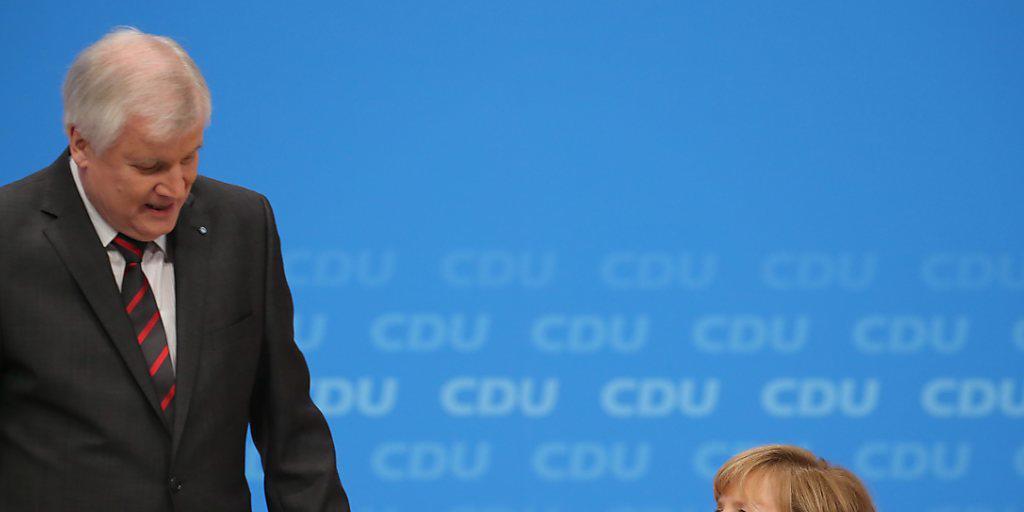 Sie ist kompliziert, die Beziehung zwischen CSU-Chef Seehofer und CDU-Chefin Merkel. Dennoch rangen sich die bayrischen Christdemokraten nun durch, für die Kanzlerwahl hinter Merkel zu stehen. (Archiv)