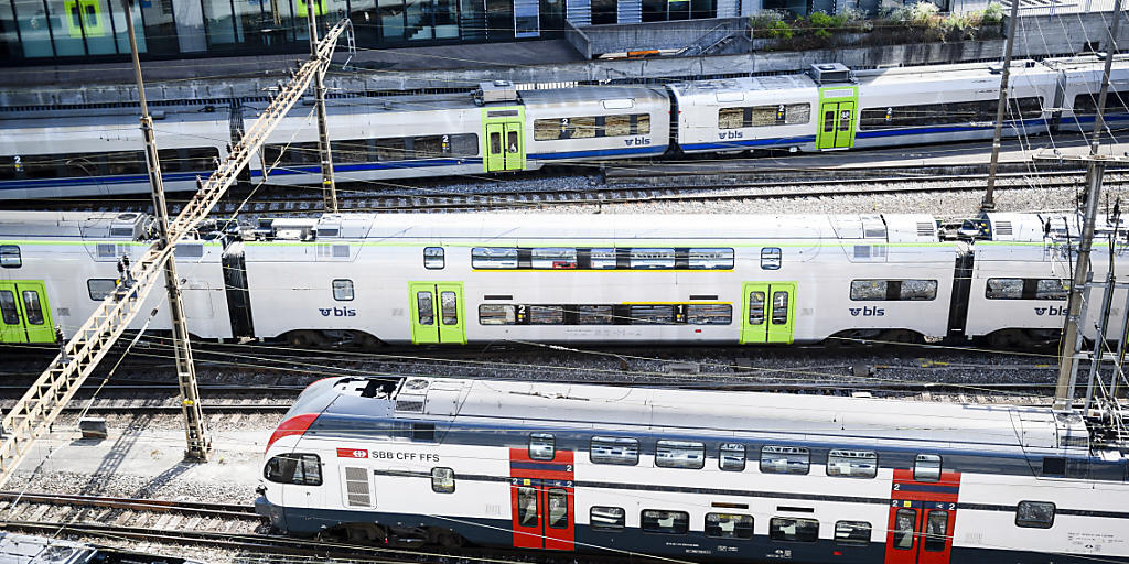 Züge bei der Ein- und Ausfahrt aus dem Bahnhof Bern: Mitten im Pendelverkehr am Montagmorgen war der Bahnhof wegen einer technischen Störung vorübergehend nur beschränkt befahrbar. (Archivbild) Züge bei der Ein- und Ausfahrt aus dem Bahnhof Bern: Mitten im Pendelverkehr am Montagmorgen war der Bahnhof wegen einer technischen Störung vorübergehend nur beschränkt befahrbar. (Archivbild)
